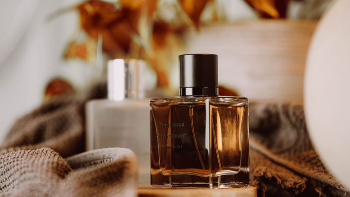 Diese 3 holzigen Düfte machen Lust auf Herbst