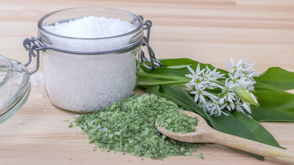 Nachhaltige Geschenkideen: Salz und Co. selbst herstellen
