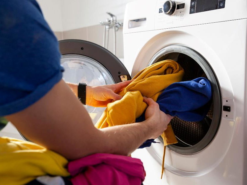Waschmaschine mit Kleidung