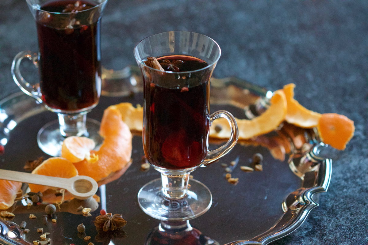Glühwein mit Orangenschalen