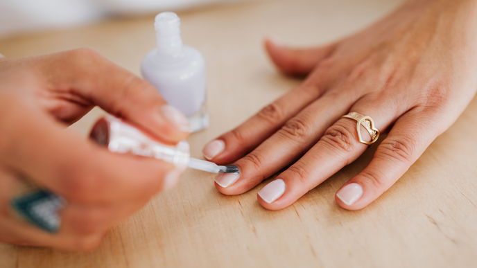 Nagellack aus Kleidung entfernen: Tipps und Tricks