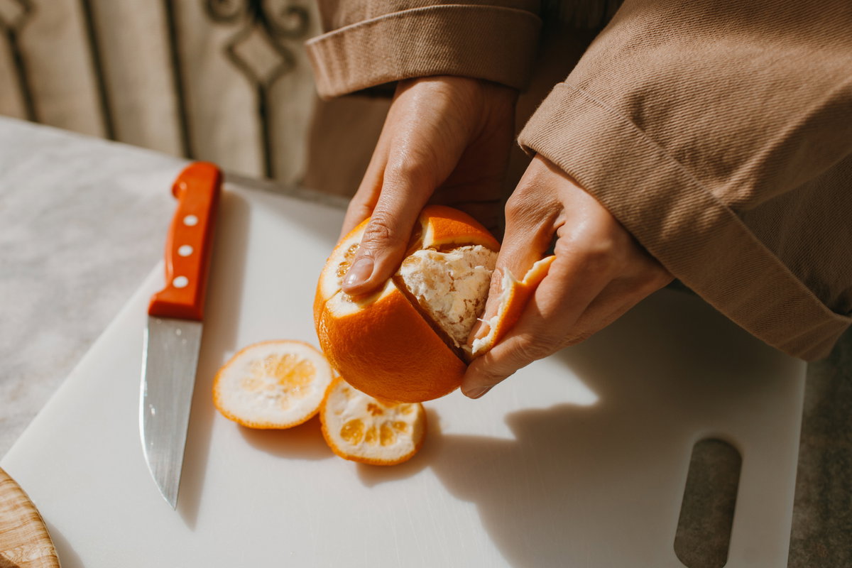 Frau schält Orange