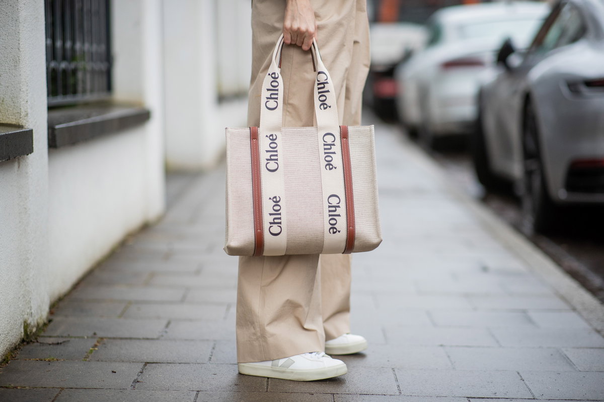 Frau mit Sneakers von Veja