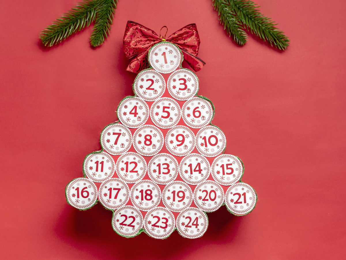Tannenbaum-Adventskalender aus Klorollen