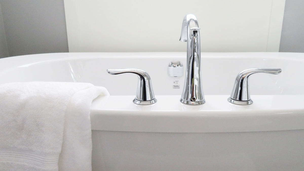 Mit diesen 6 Hausmitteln wird die Badewanne ohne Schrubben sauber 