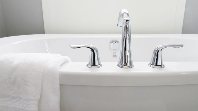 Mit diesen 6 Hausmitteln wird die Badewanne ohne Schrubben sauber 
