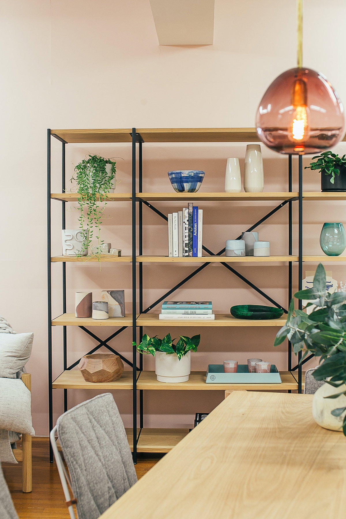 Bücherregal in der Wohnung
