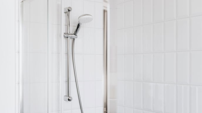 Mit diesem Trick wird die Dusche über Nacht sauber