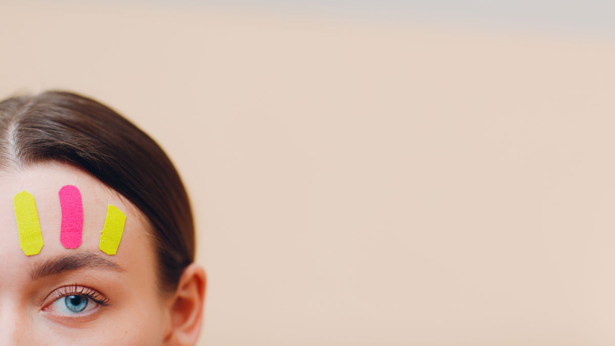 Lässt Face Taping wirklich Falten verschwinden?