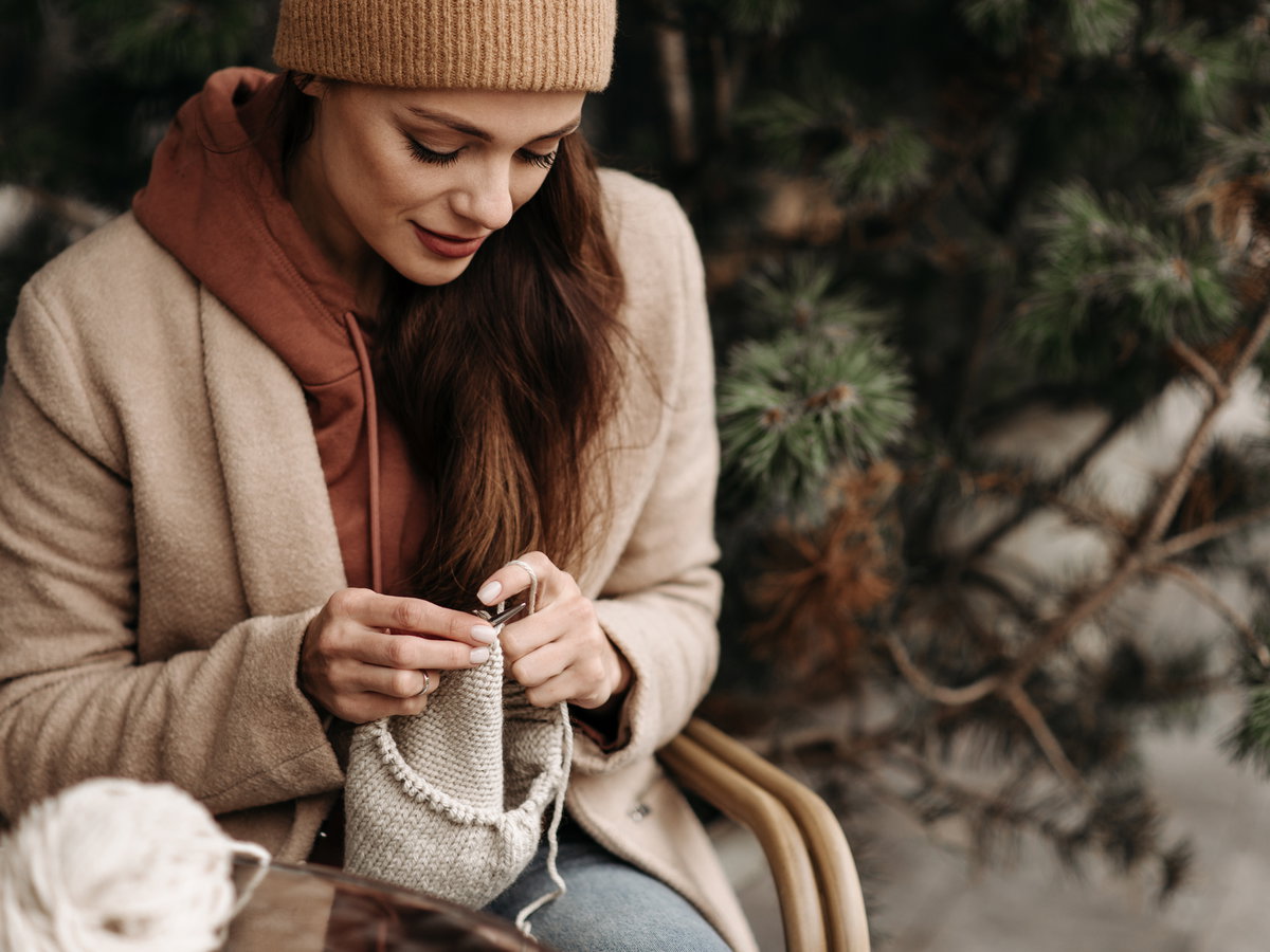 Frau strickt.
