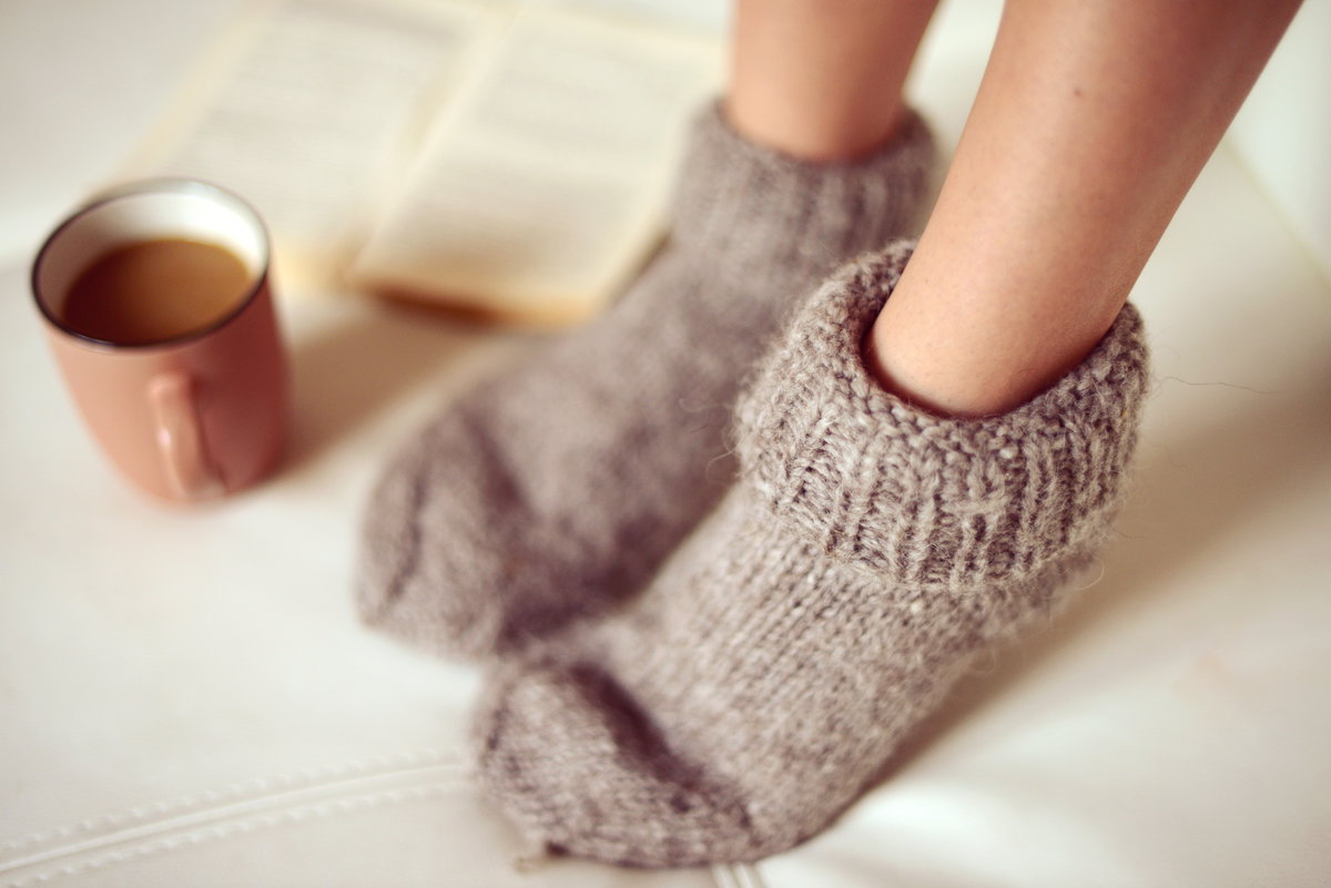 Füße in Wollsocken