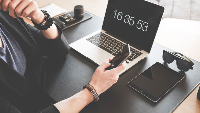 Energie sparen: Darf ich mein Handy im Büro aufladen? 