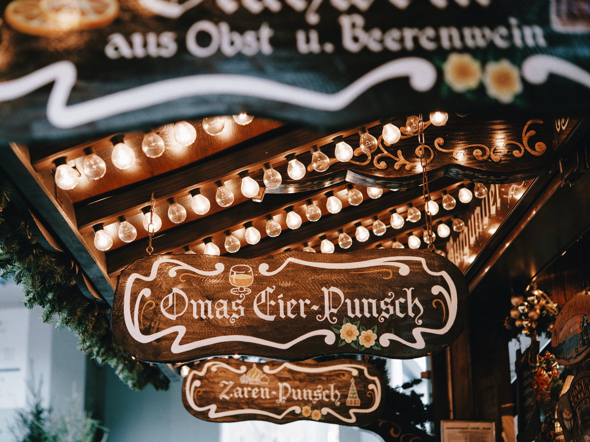 Eine Bude auf dem Weihnachtsmarkt