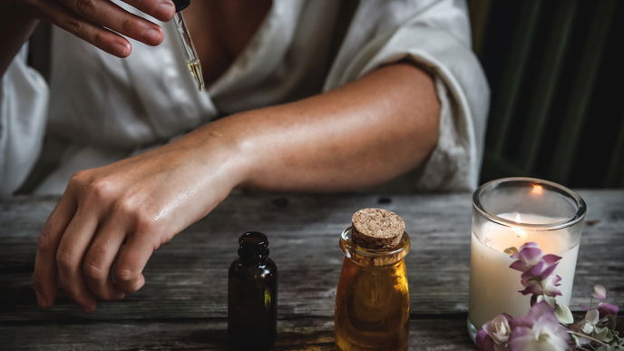 Diese 5 günstigen ätherischen Öle duften besser als jedes Parfum