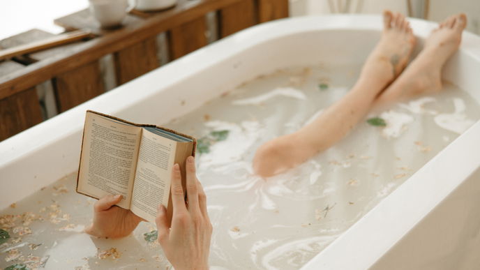 Vergilbte Badewanne reinigen: Diese 5 Hausmittel machen sie wieder weiß