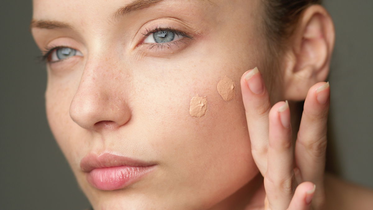 4 Foundations mit Lichtschutzfaktor aus der Drogerie