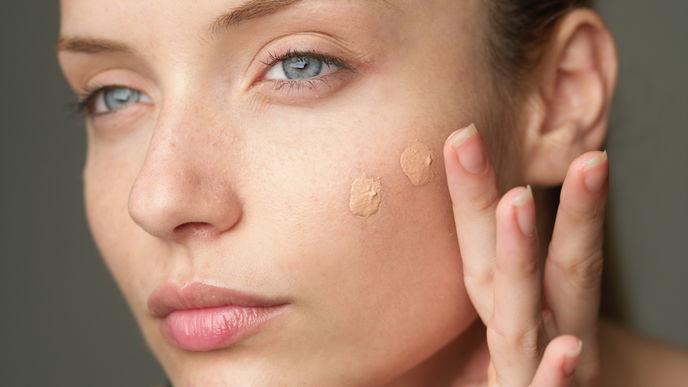 4 Foundations mit Lichtschutzfaktor aus der Drogerie