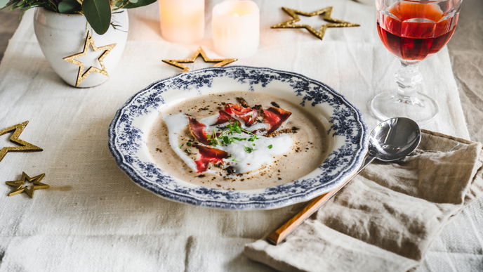 Rezept für Weihnachtssuppe: Unsere Maronensuppe mit Pumpernickel ist die perfekte Vorspeise