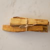 Entspannung durch Holz – wie Palo Santo negative Vibes vertreiben soll