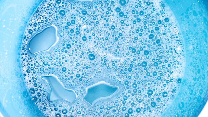 Haushalt: 4 Oberflächen, die Sie NIE mit Wasser reinigen sollten