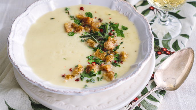 Vegane Sellerieschaumsuppe mit Kräutern und Croûtons