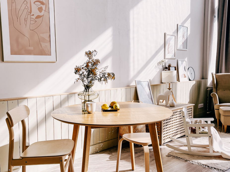 Aufgeräumtes Wohn- und Esszimmer