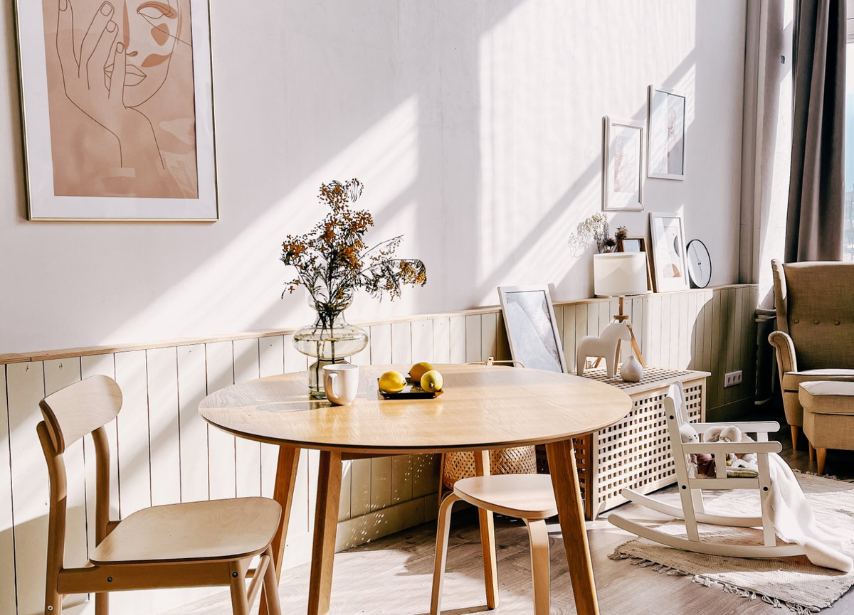 Aufgeräumtes Wohn- und Esszimmer
