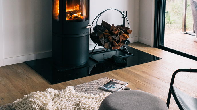 Brennholz & Co.: 3 Fehler, die wirklich jeder beim Heizen mit dem Kamin macht