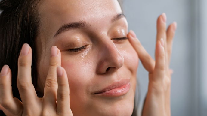 Ein Handgriff gegen geschwollene Augen ist ein echter Jungbrunnen