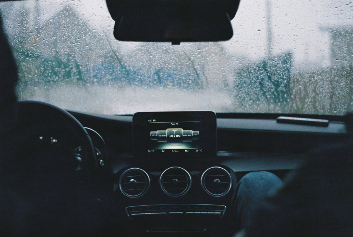 Auto mit feuchter Windschutzscheibe