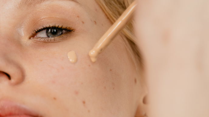 Diese Drogerie-Foundation gleicht sich dem Hautton an
