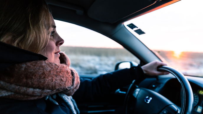 Achtung: Darum sollten Sie NIE mit Winterjacke Auto fahren