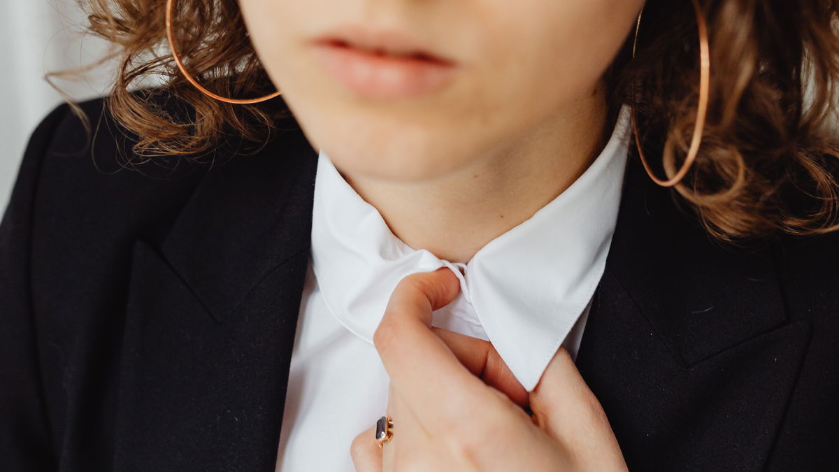 Make-up-Flecken: 3 SOS-Tipps für den Kragen