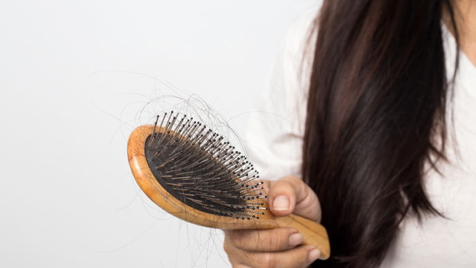 Was tun bei Haarausfall nach Corona?