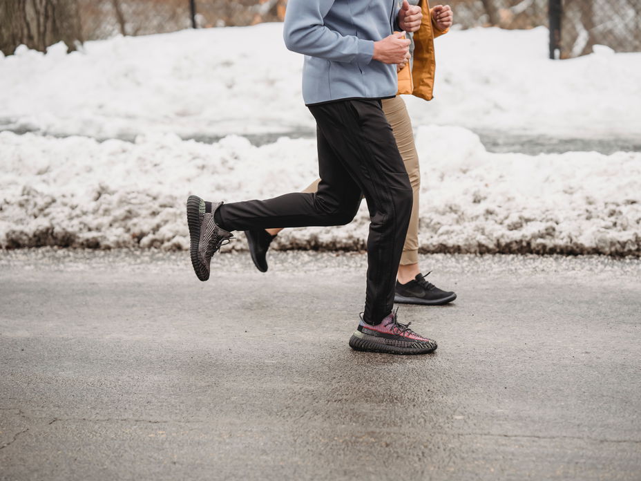 Zwei Personen joggen im Winter.
