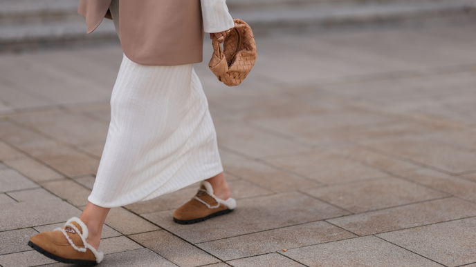 Mode-Trends 2023: 5 Hausschuhe sehen sogar zu stylishen Outfits toll aus