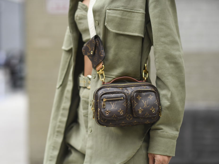 Frau trägt ein Workwear-Jacket im lässigen Streetstyle