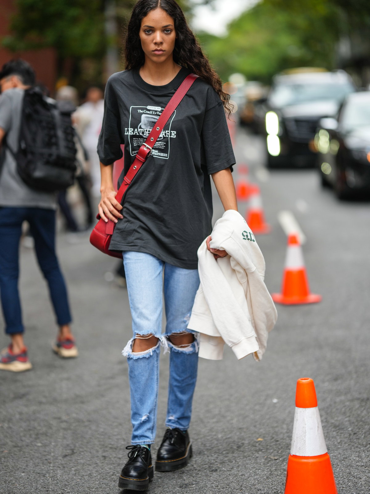 Dr. Martens mit Shirt im Streetstyle