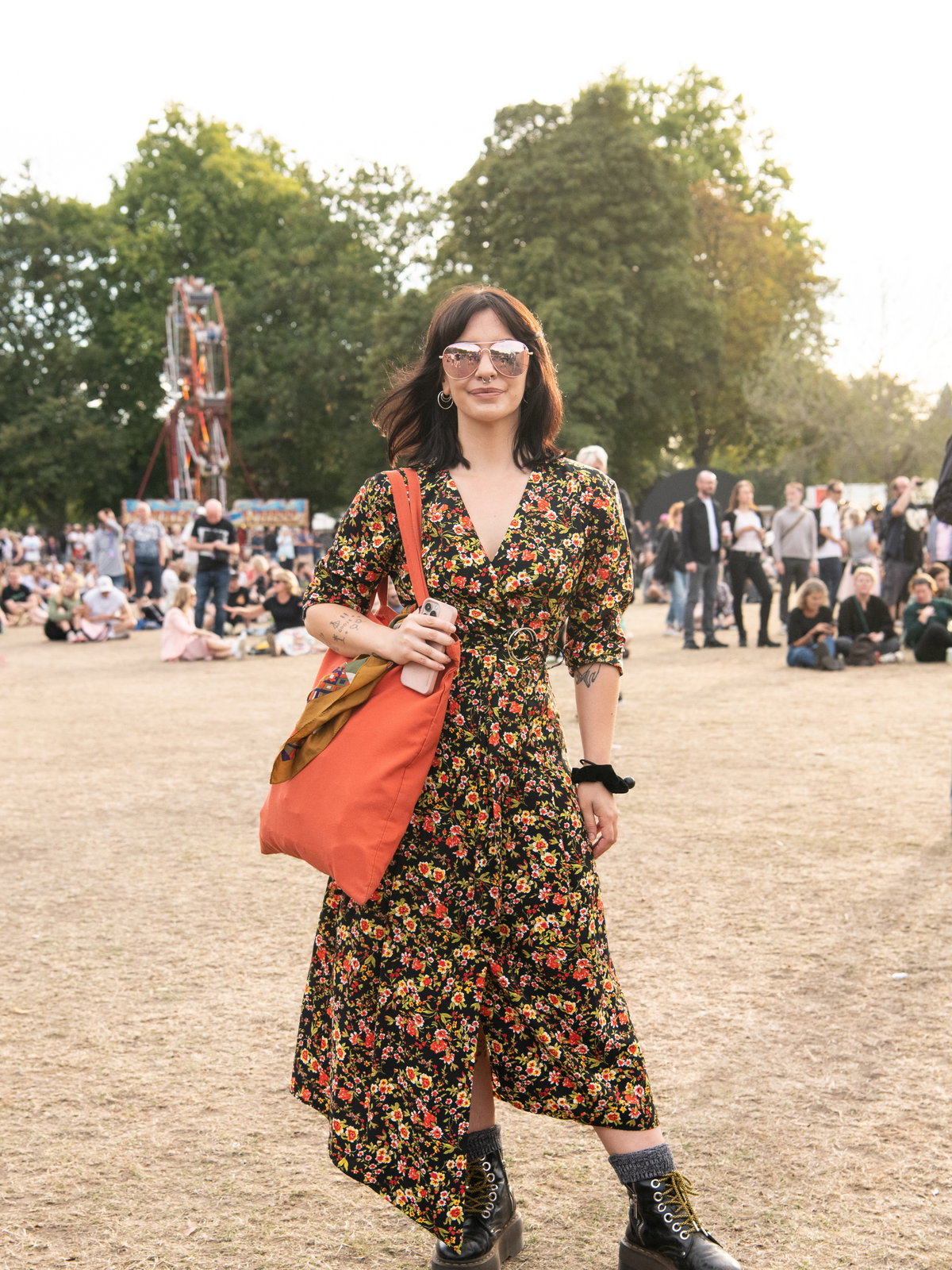 Kleid mit Dr. Martens im Streetstyle