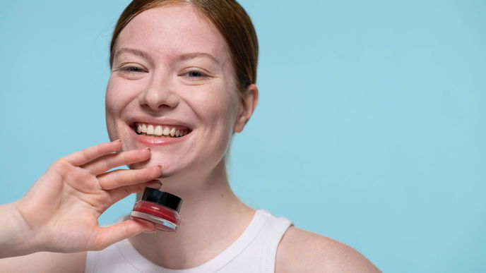 Wer das Rouge SO aufträgt, verleiht dem Gesicht mehr Kontur
