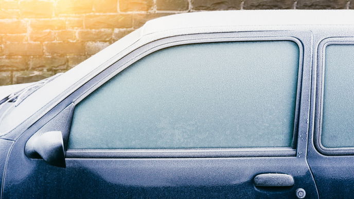 Achtung: Diese Dinge sollten Sie bei Kälte NIE im Auto lassen