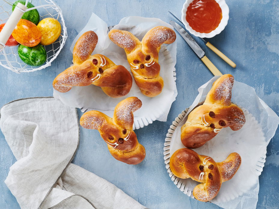 Osterhasen backen: Rezept für Osterhasen-Milchbrötchen