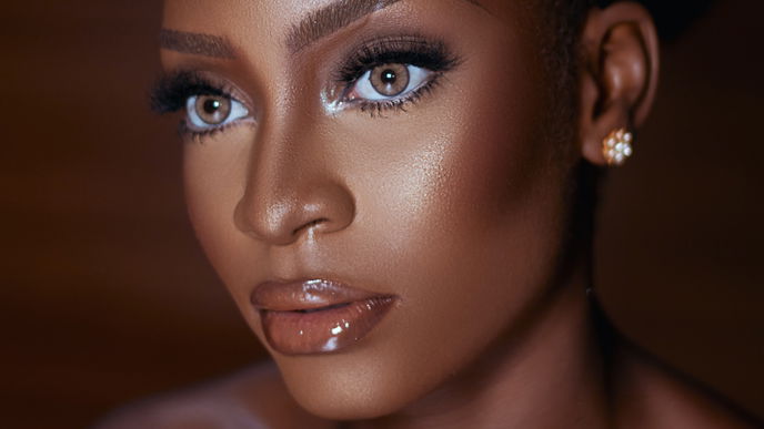 Elegante Latte Lips sind der Make-up-Trend 2024
