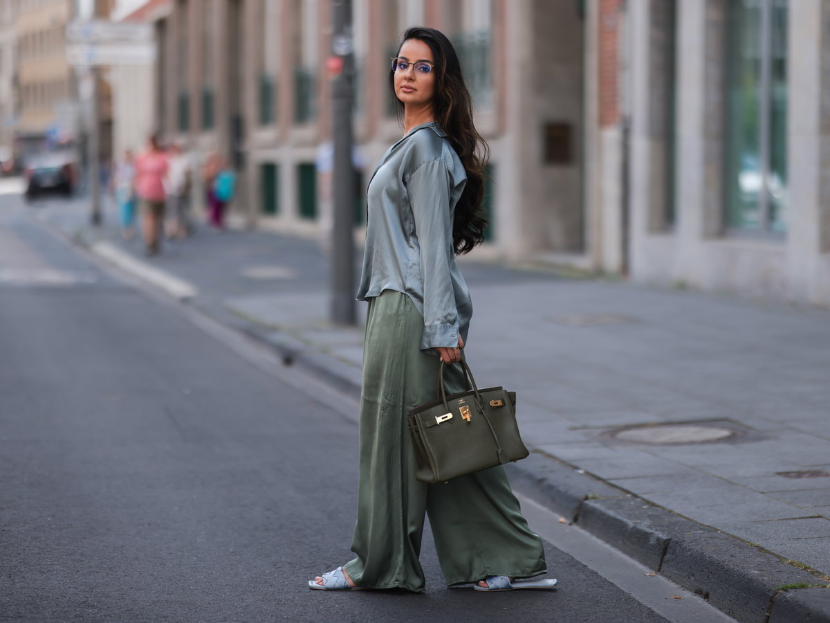 Frau in Satin-Outfit