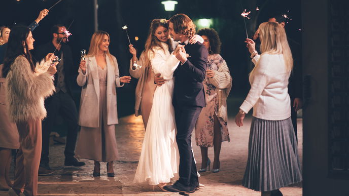 Hochzeit 2023: DIESEN Dresscode lieben alle Gäste – und diese Kleider passen dazu