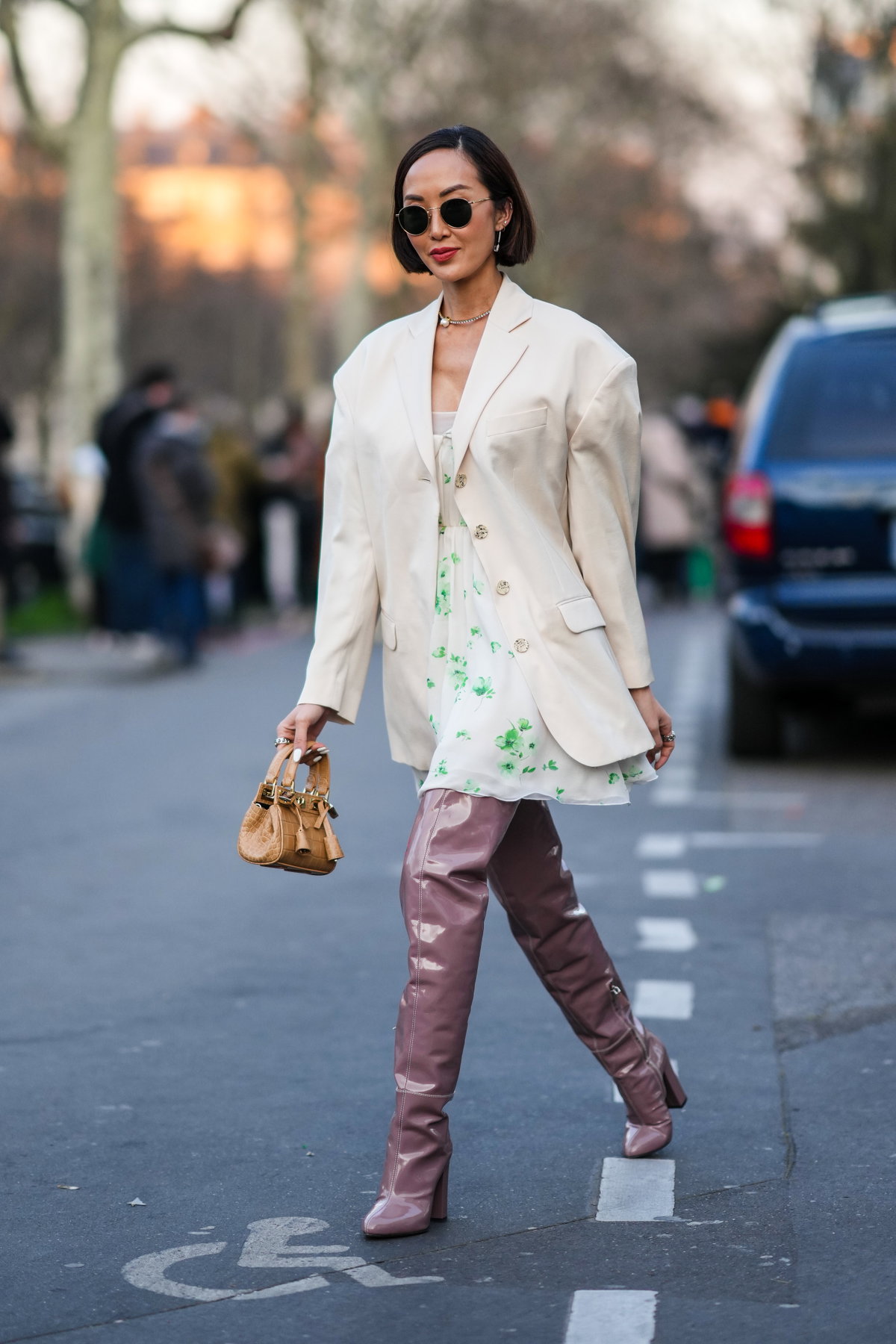 Kleid mit Stiefeln