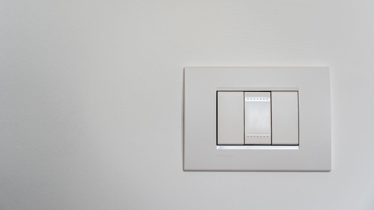 Vergilbte Lichtschalter: Mit DIESEN Hausmitteln werden sie wieder weiß