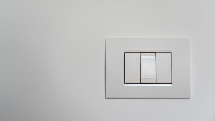Vergilbte Lichtschalter: Mit DIESEN Hausmitteln werden sie wieder weiß