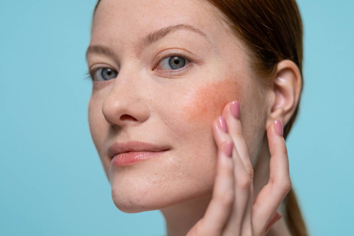 Blush auftragen mit Fingern