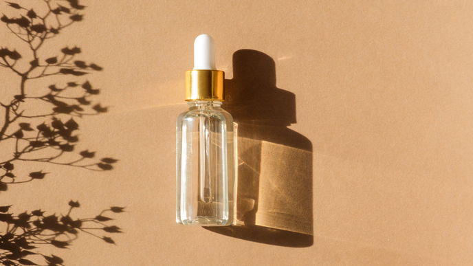 Vitamin-C-Seren aus der Drogerie für einen frischen Glow